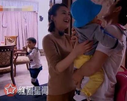 妈妈是超人杨子和小儿子现身 黄圣依和小儿子关系有点微妙