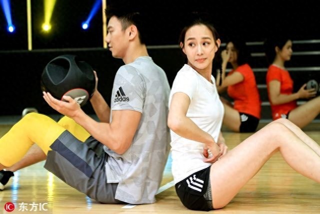 张钧甯身材太逆天了，坐着腿竟然比宁泽涛长那么一大截！