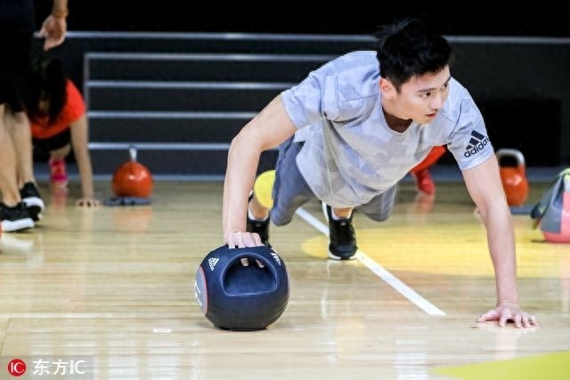 张钧甯身材太逆天了，坐着腿竟然比宁泽涛长那么一大截！