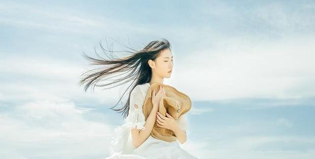 去海边还不会拍照吗?学会这十种拍照姿势,让你拍出大片的感觉