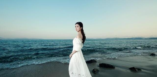 去海边还不会拍照吗?学会这十种拍照姿势,让你拍出大片的感觉