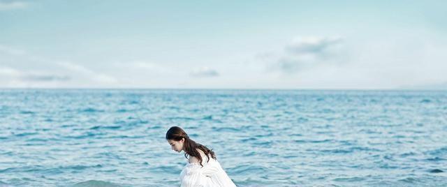 去海边还不会拍照吗?学会这十种拍照姿势,让你拍出大片的感觉