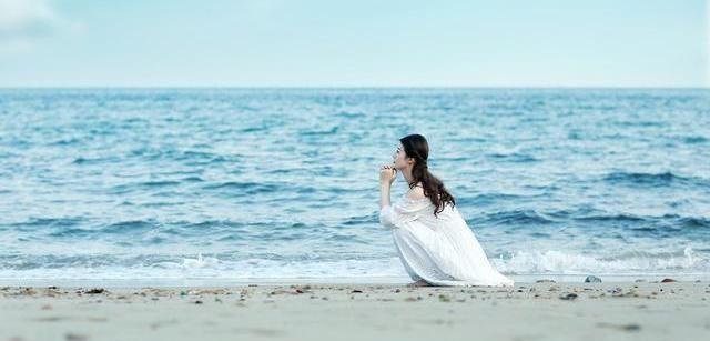 去海边还不会拍照吗?学会这十种拍照姿势,让你拍出大片的感觉