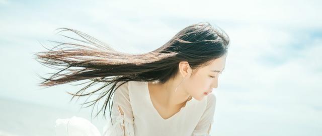 去海边还不会拍照吗?学会这十种拍照姿势,让你拍出大片的感觉