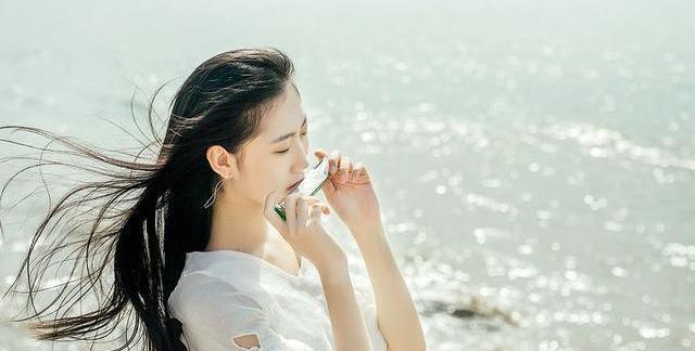 去海边还不会拍照吗?学会这十种拍照姿势,让你拍出大片的感觉