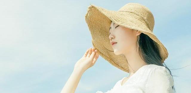 去海边还不会拍照吗?学会这十种拍照姿势,让你拍出大片的感觉