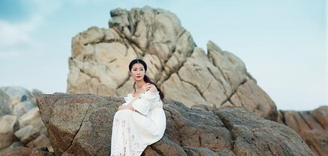 去海边还不会拍照吗?学会这十种拍照姿势,让你拍出大片的感觉