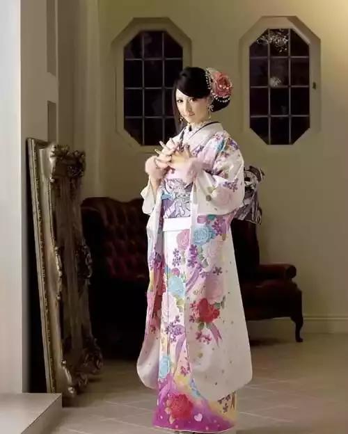 日本美女人体摄影:身穿和服的日本美女图片集