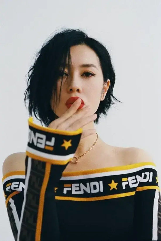 余男:优雅帅气展现画报风写真合集