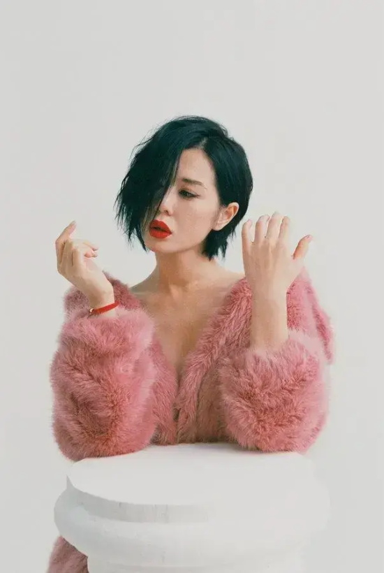 余男:优雅帅气展现画报风写真合集