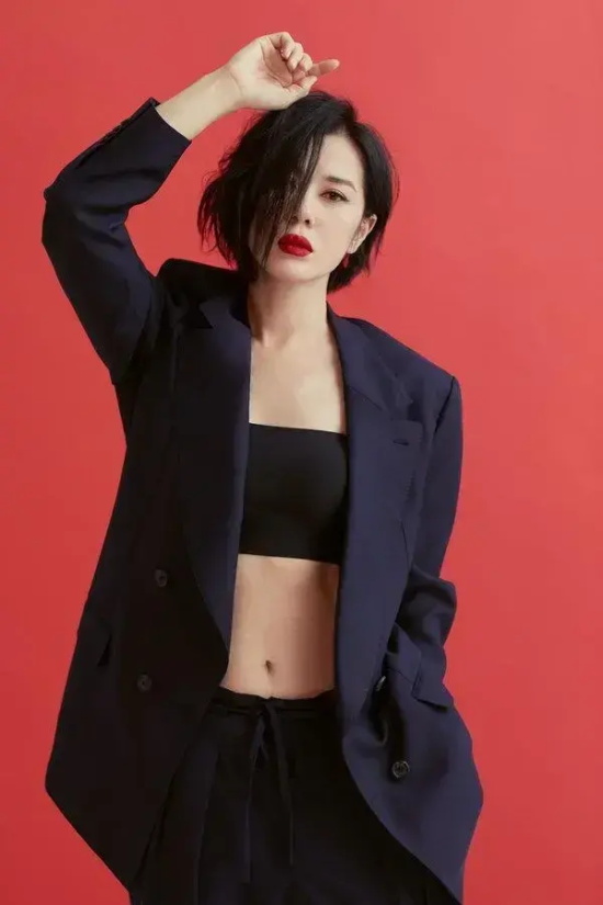 余男:优雅帅气展现画报风写真合集