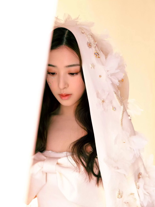 张含韵钻石泪俏皮写真，白色礼服凸显娇美身材