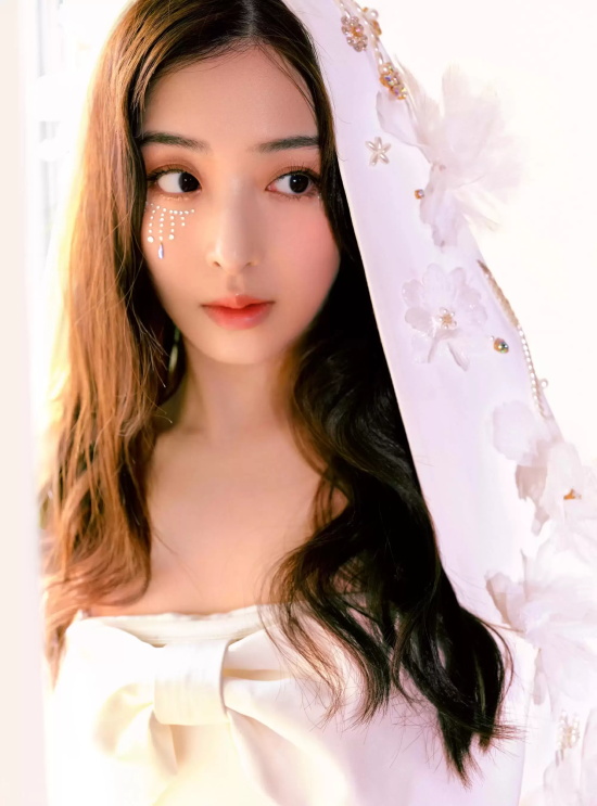 张含韵钻石泪俏皮写真，白色礼服凸显娇美身材