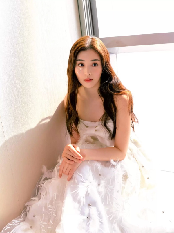 张含韵钻石泪俏皮写真，白色礼服凸显娇美身材