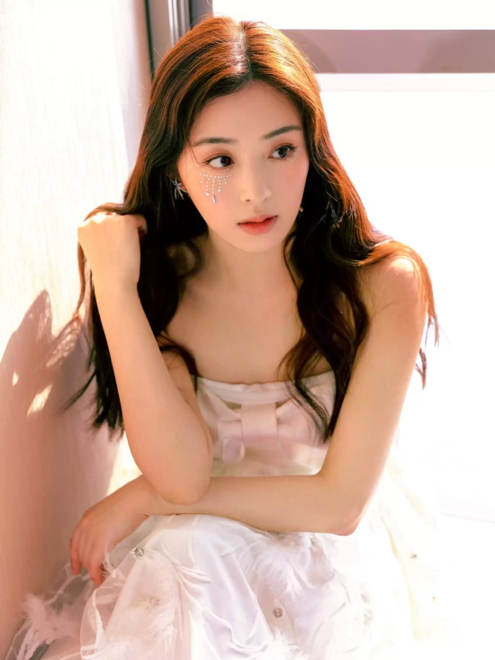 张含韵钻石泪俏皮写真，白色礼服凸显娇美身材