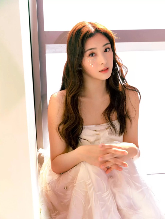 张含韵钻石泪俏皮写真，白色礼服凸显娇美身材