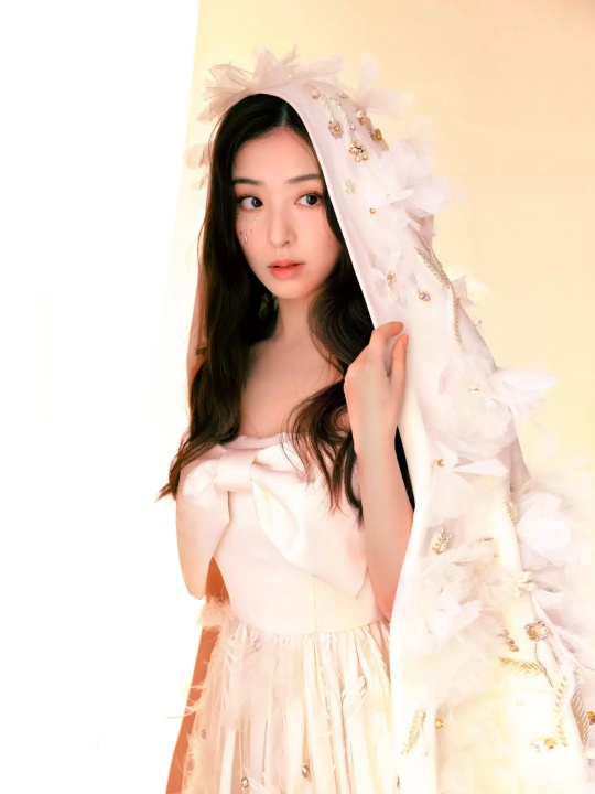 张含韵钻石泪俏皮写真，白色礼服凸显娇美身材