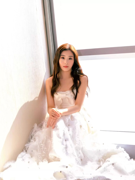 张含韵钻石泪俏皮写真，白色礼服凸显娇美身材