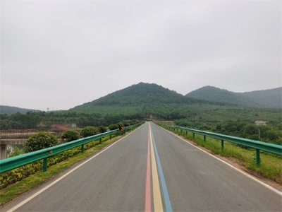 ​自驾和县“最美廊道”，赏形如半月湖光美景