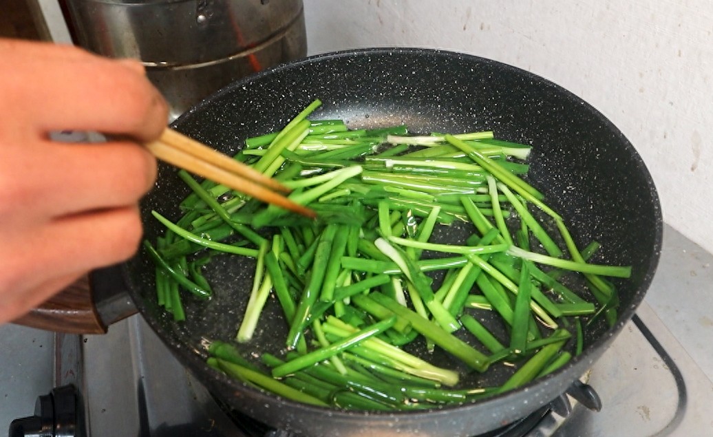 葱油拌面家常做法，我能一周吃5次，真香比饭店的还好吃