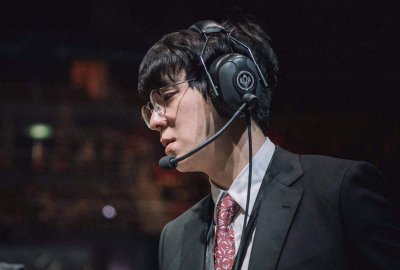 ​LOL：被誉为“最帅教练”的Kkoma已经完婚，曾带领SKT获得冠军