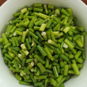 ​教你家常美味的炒蒜苔做法，美味可口，简单易学又好吃