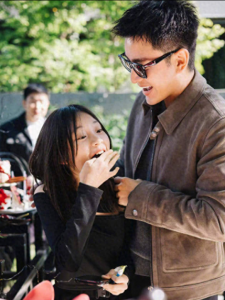 ​甜馨现身营销号评论区维护贾乃亮：我爸挺好的