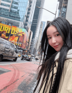 ​娄艺潇新恋情曝光！与男子街边拥抱同回小区超甜蜜