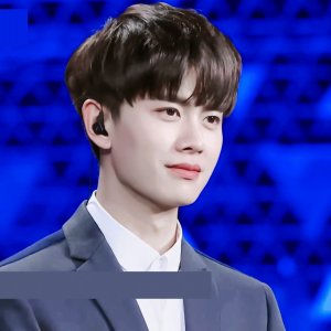 ​你们心心念念的任嘉伦壁纸来了‖康康是不是你们的偶像