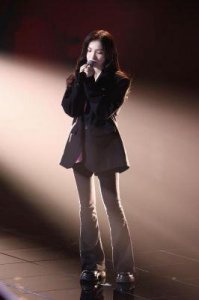 ​于梓贝舞台表现平平，与陈奕迅互动引发网友热议