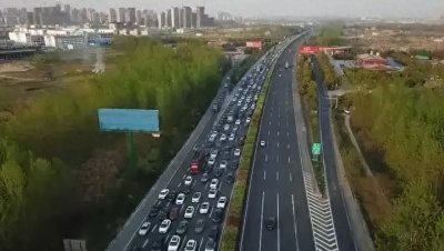 ​惊现高速“堵神”！在左边车道开40码，曝光堵车源头，那些神操作