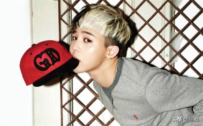 ​权志龙兑现承诺回归微博，网友：花开了，是时候来中国捞钱了！