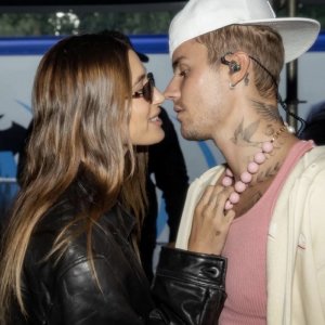 ​贾斯汀比伯女朋友（贾斯汀比伯晒与爱妻合照）