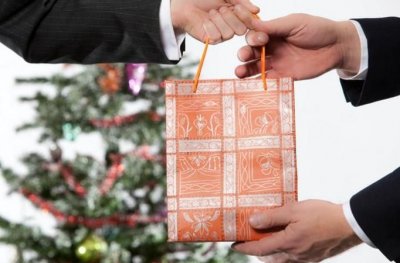 给领导送礼，给领导送礼是当面还是放在办公室？