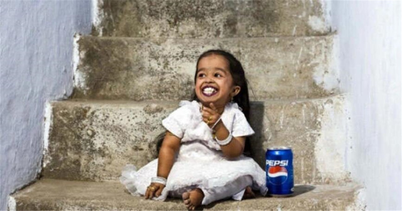 世界上最矮的女人：身高仅0.6米，打破吉尼斯纪录，成知名女星