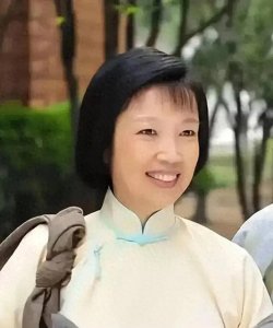 ​黄薇：嫁圈外丈夫，婚后生一女儿，如今咋样了