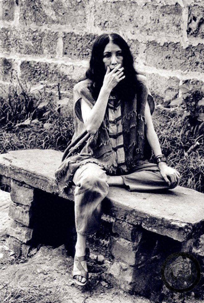 一组三毛珍贵老照片：图五是三毛与丈夫荷西，图八正在街头抽烟