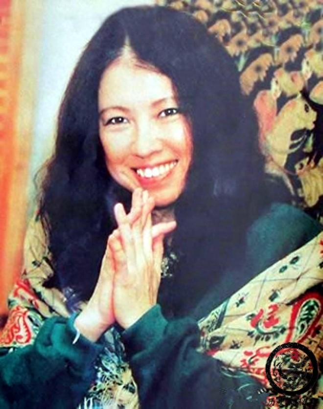 一组三毛珍贵老照片：图五是三毛与丈夫荷西，图八正在街头抽烟