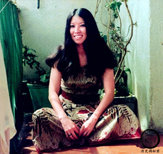 一组三毛珍贵老照片：图五是三毛与丈夫荷西，图八正在街头抽烟