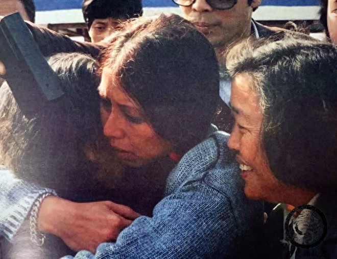 一组三毛珍贵老照片：图五是三毛与丈夫荷西，图八正在街头抽烟