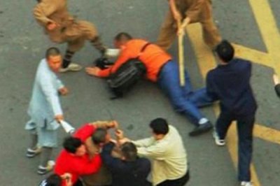 ​九华山和尚群殴事件处理结果:打人和尚赔偿游客三百元