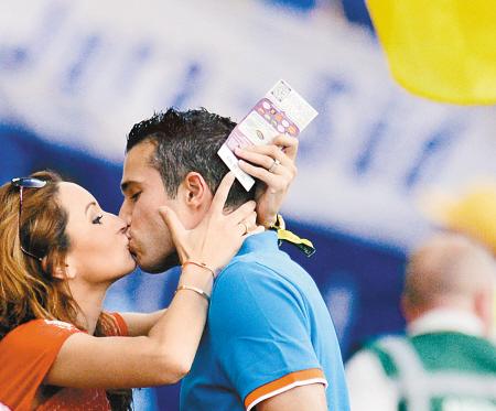 范佩西妻子是谁 范佩西年薪待遇曝光