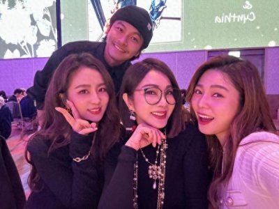 ​39岁周晓涵「同框67岁陈美凤」不科学！　喝喜酒遇5名大咖偶像