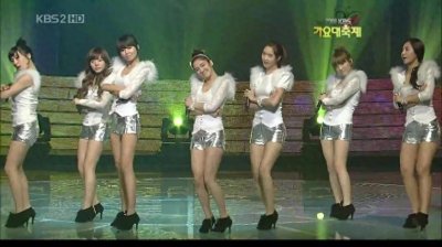 ​跟着《Gee》的节奏，我们回忆起了青涩的校园时光；...