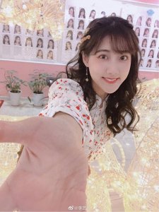 ​李艺彤微博晒图“牵手”跨进新一年