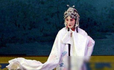 ​揭秘！京剧名角张火丁背后的神秘力量，哥哥与丈夫竟是她成功的两