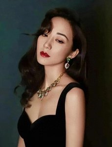 ​韩雪：光环与争议交织的演艺人生