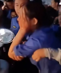 ​女城管队员执法时，被顾客打哭？官方通报来了