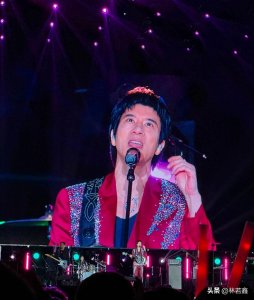 ​王力宏临沂演唱会唱沂蒙山小调诚意满满，女粉冲上台搂抱暖心处理