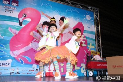 ​出名要趁早！超萌双胞胎”左左右右“发新专辑 可爱热舞嗨翻全场